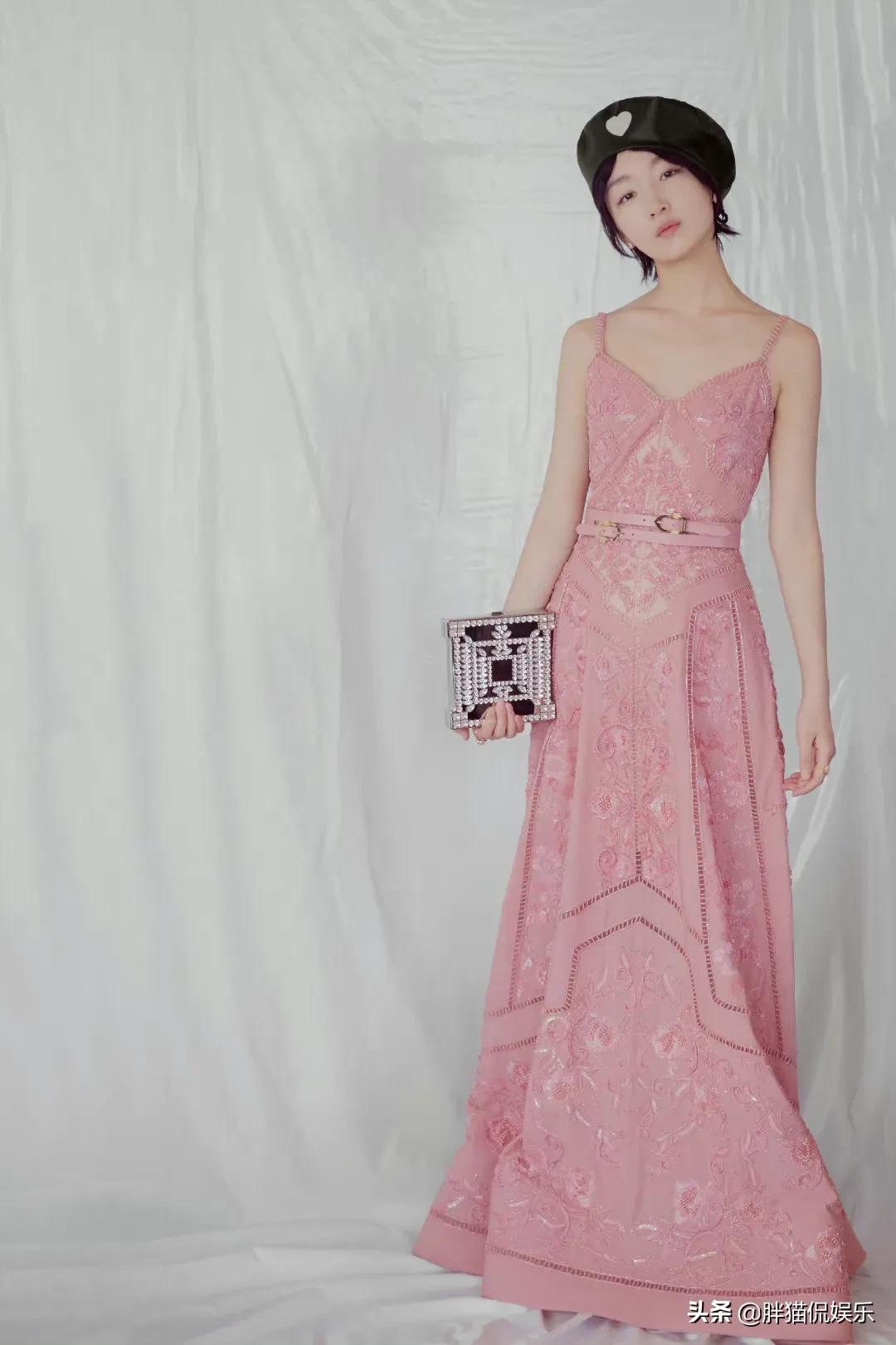 周冬雨一身粉色长裙化身美丽小天鹅，虽然不惊艳却很耐看