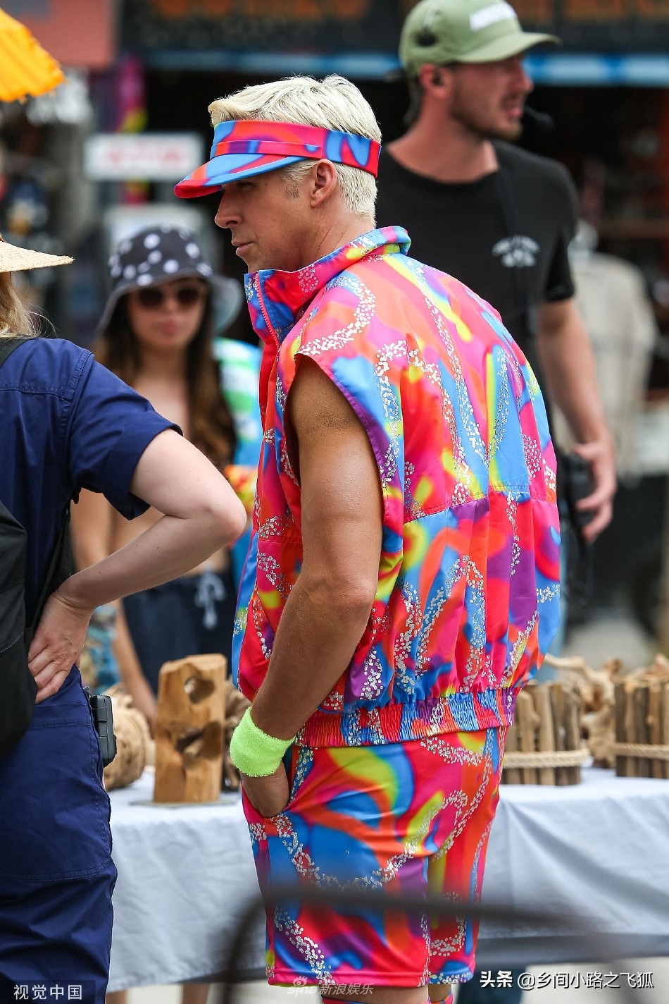 《芭比》瑞恩高斯林被玛格特罗比挥拳吓到 两人相拥喜感足