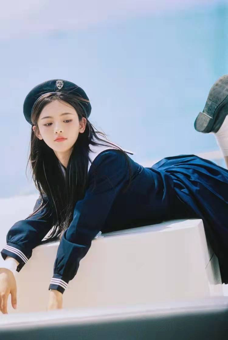 第一次见杨超越,感觉很像张柏芝穿着学生服走下来的那一幕.