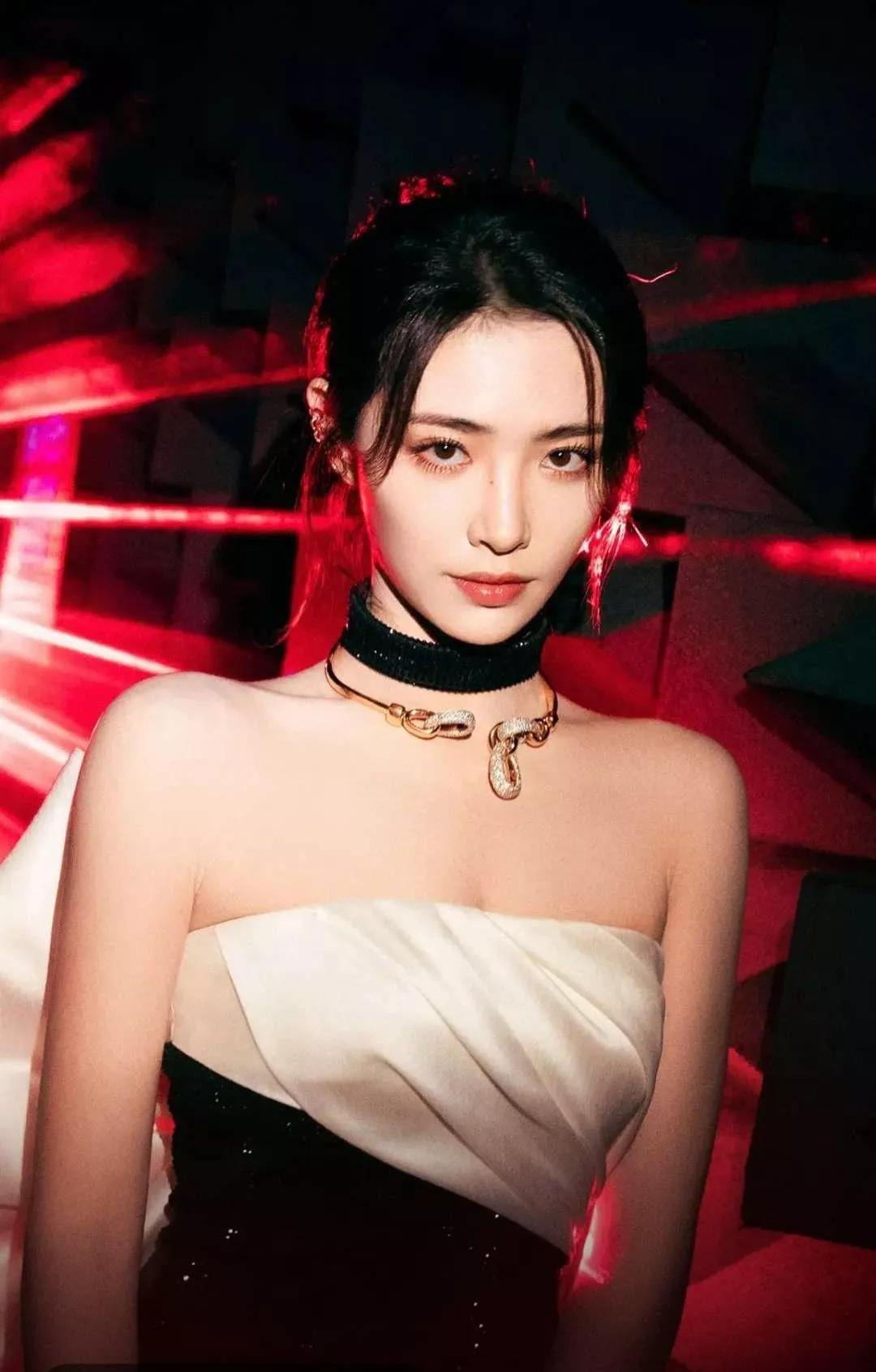 手机大片，女星周洁琼和许佳琪