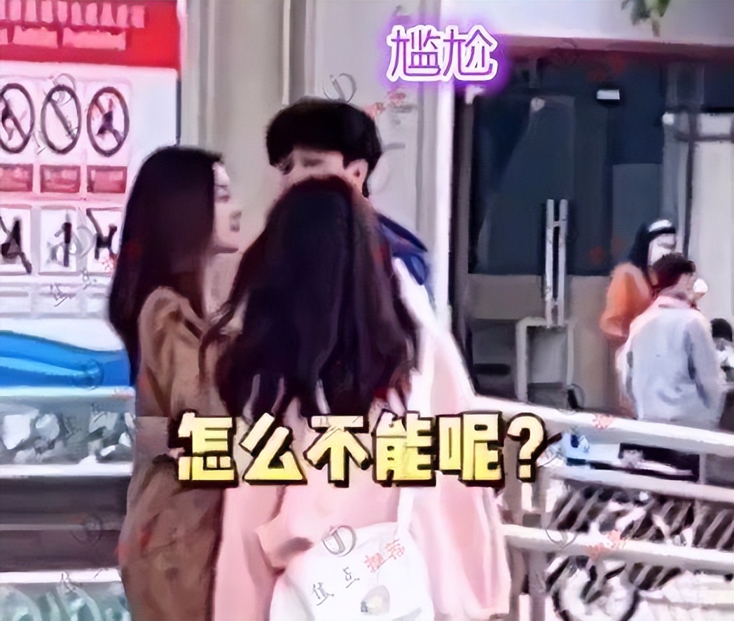 情侣车站下拥吻回顾，女生路过驻足观看，情侣一脸尴尬，捂脸苦笑