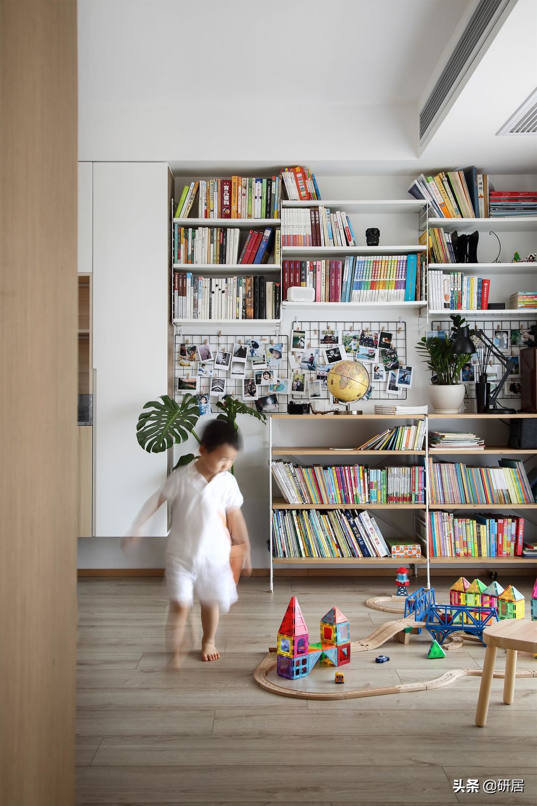 幼儿建筑师装修记：客厅环绕式布局，网友：果然专业的就是不一样