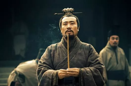 公元747年，户部侍郎杨慎矜父亲坟墓前的草木忽然流血，杨慎矜很害怕
