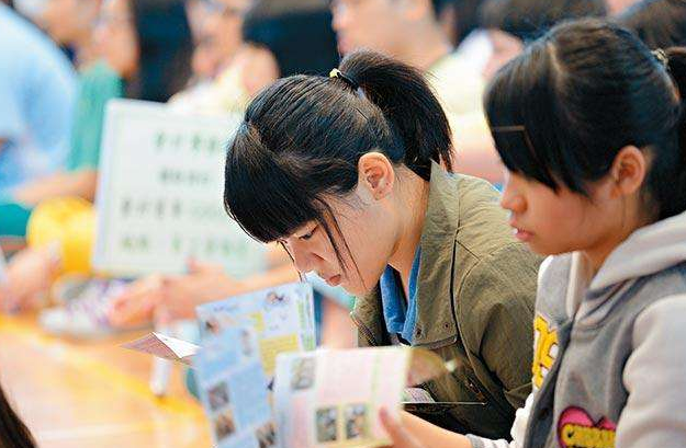 “女大学生”吃香的专业，未来10年收入可观，女学生最好留意一下