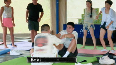 今晚的笑点，是林更新的痛苦换来的！快给这双人瑜伽笑疯