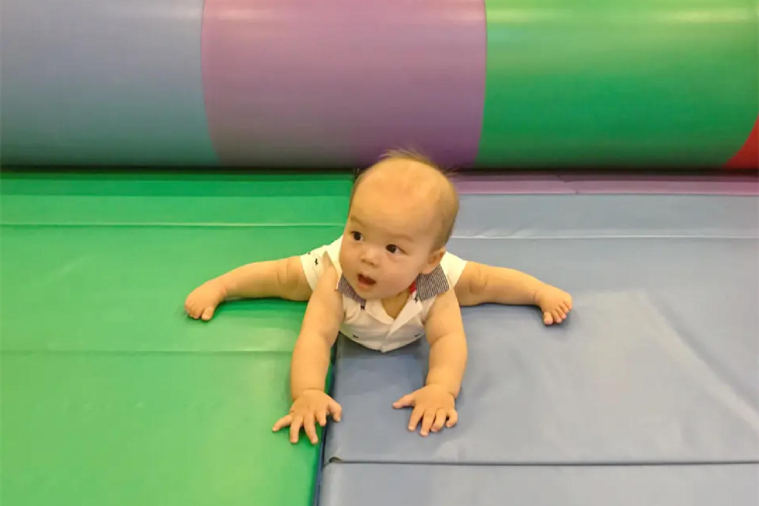 匍匐爬,青蛙跳……宝宝竟然有这么多爬行姿势?