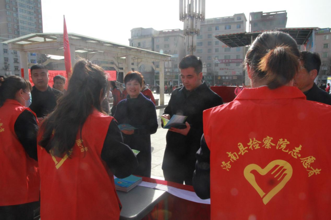 百年奋进新征程 书写建功新时代—洛南检察院女干警参加学雷锋志愿服务活动