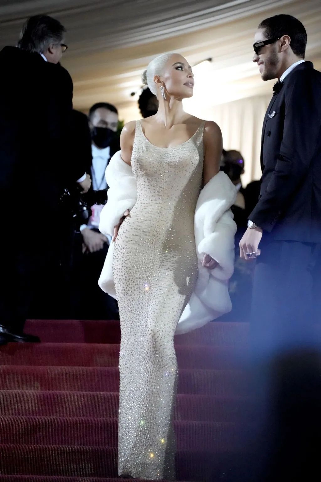 “被穿坏”的百万美金古董裙，到底是谁的错？