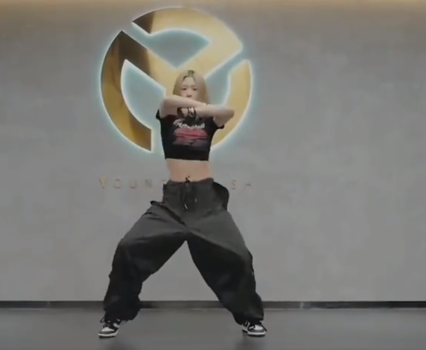 汪峰女儿晒热舞视频，17岁身材火辣舞姿曼妙，穿露脐装秀纤细腰肢