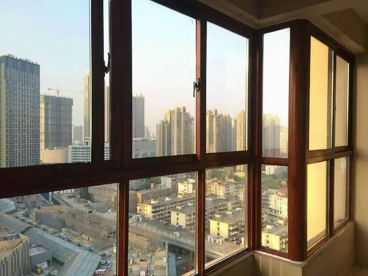 封阳台的几种封窗方法封阳台样式怎样选现在封阳台最流行的效果图