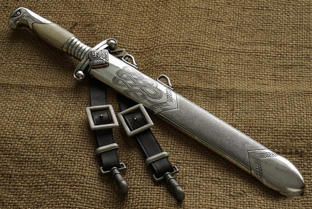 它是被公认最帅的德国军刀之一,而且做工精良,外表霸气,看起来也比较