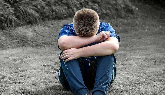 真实故事:美国34岁男子怀孕生女,和2个妻子生下3个孩子,现况如何