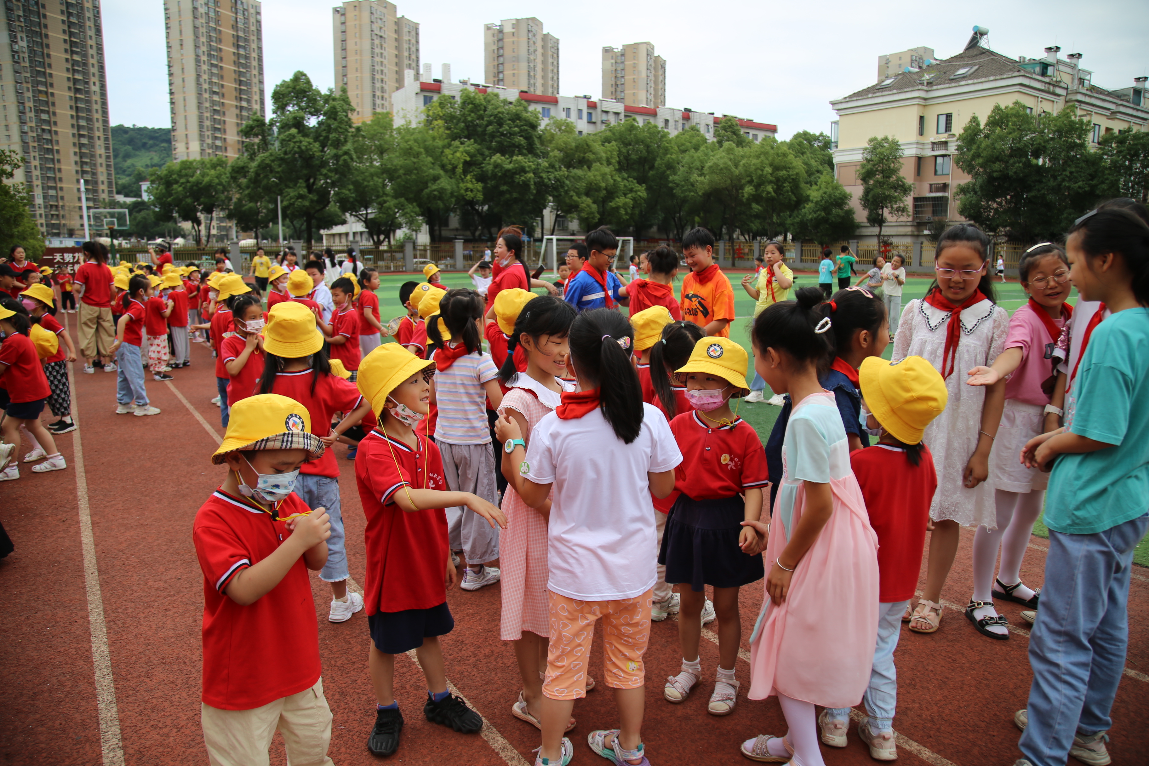 幼儿园孩子进东方红小学 体验小学生活