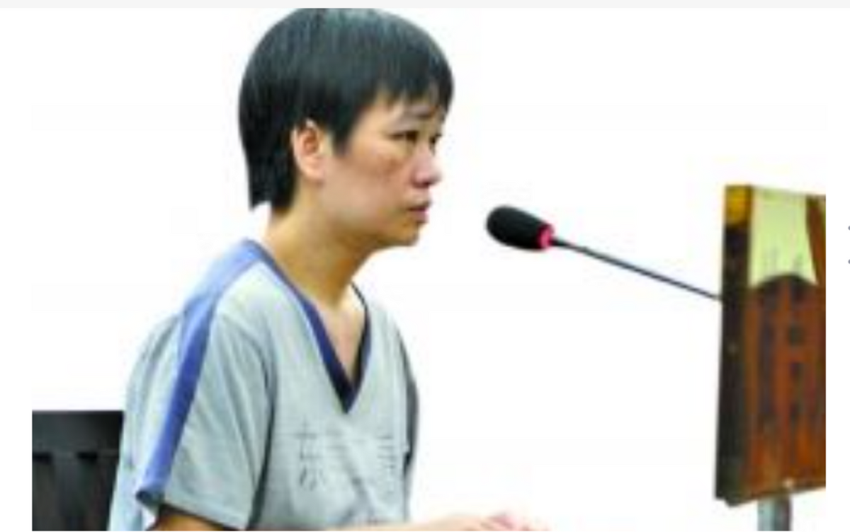 2010年，东莞母亲杀死了两名13岁的双胞胎和丈夫，收到了成千上万的人：寻求判断光明