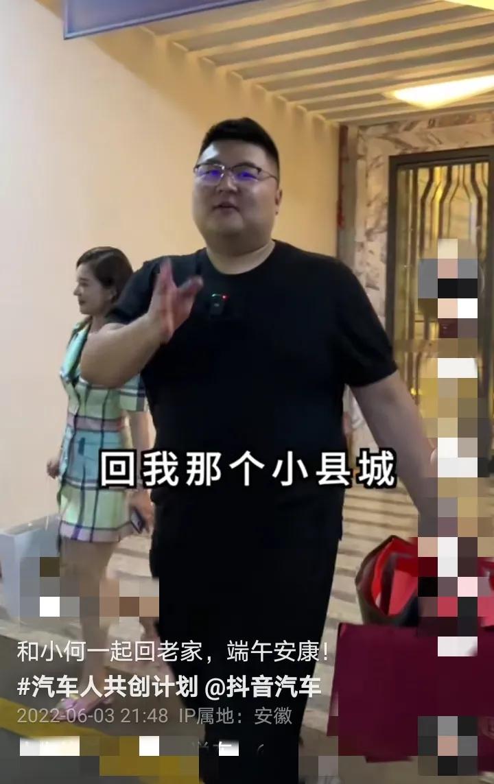 猴哥自曝家境：是草根，不是有钱人，娶到何钰欣是高攀了