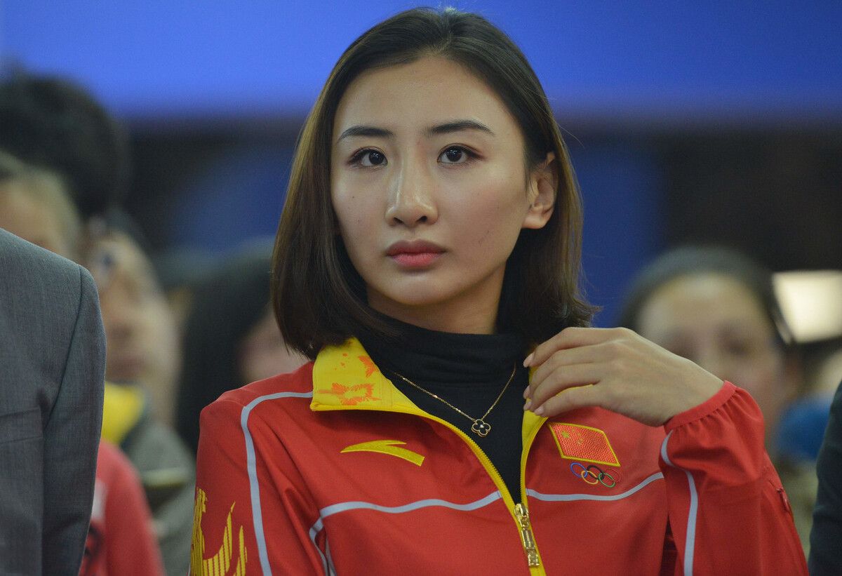 奥运冠军何雯娜晒全家福!穿泳装秀傲人身材,二婚富豪老公罕出镜