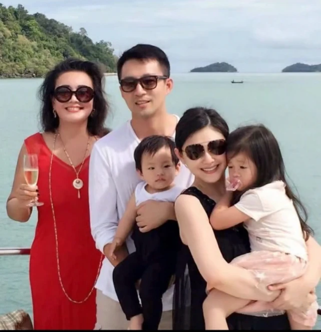 具俊晔直奔大S家！孩子见继父，汪小菲妈妈：孙儿们健康成人就好