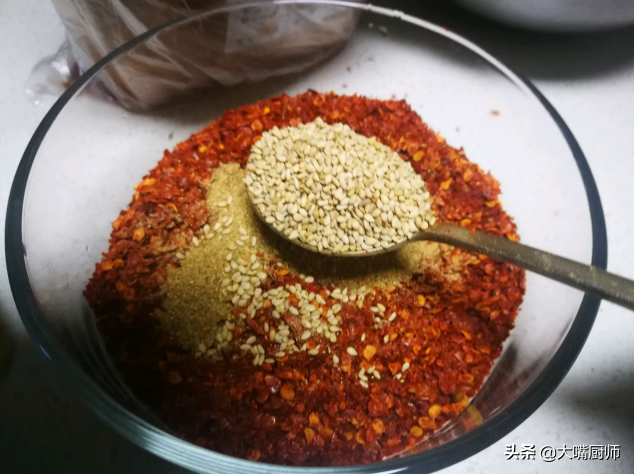 做油泼辣子，别再直接泼热油，教你正确做法，又红又亮，又香又辣