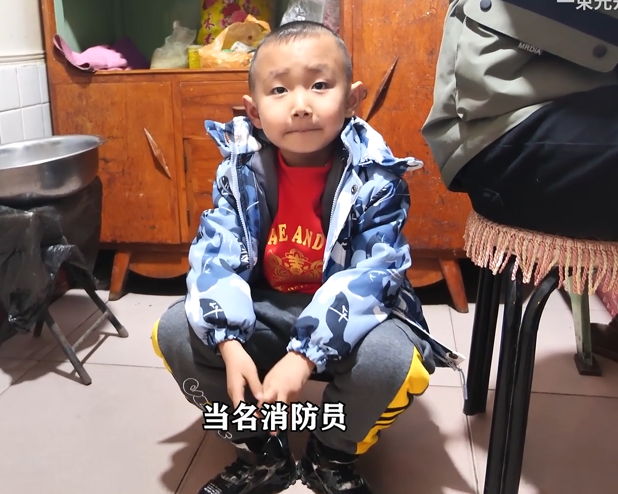 “我妈走了，我爸坐牢了”！7岁男孩憋着不哭，梦想成为消防员