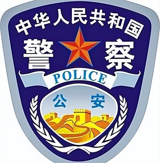 (2)胸章位于警服前胸,上面有警察的编号,每个警察的编号都不同,公安