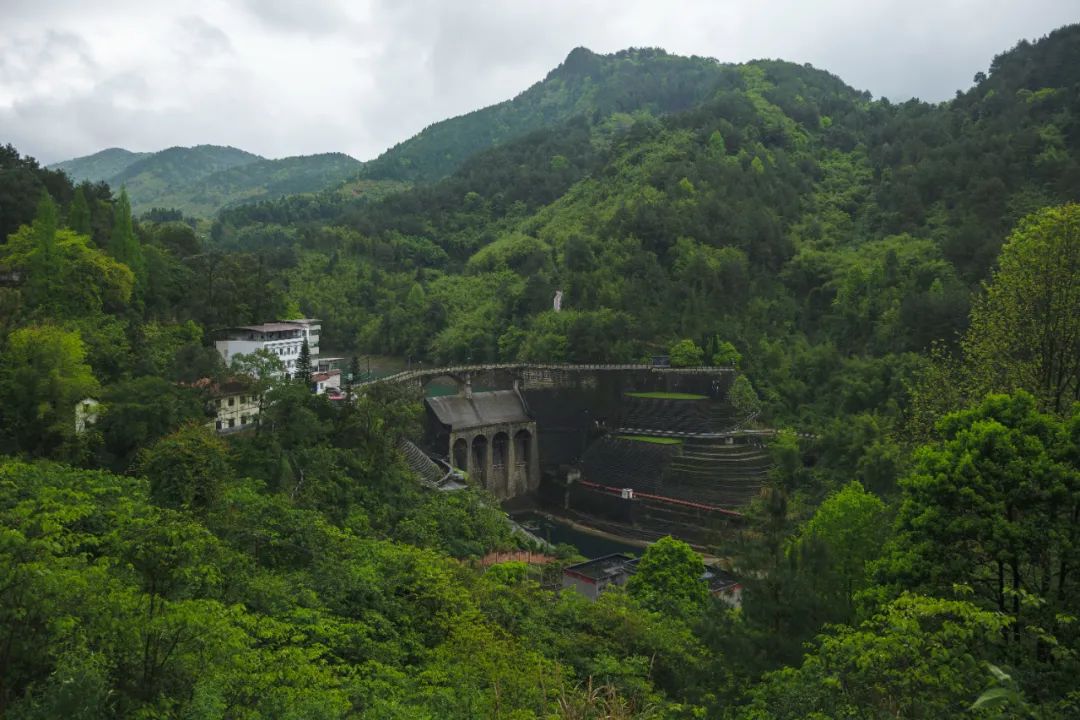 偏巖古鎮與金刀峽都位於重慶北碚區的金刀峽鎮內,其中,偏巖古鎮距建場