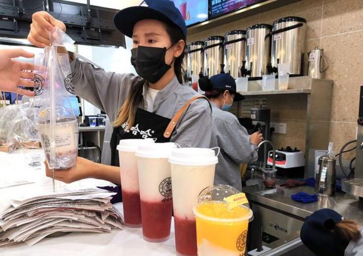 江西小伙开奶茶店，利用“奶茶免费不要钱”，一年盈利102万