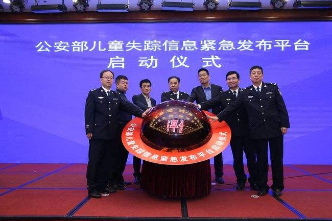 1995年,4岁男孩火车站走丢,好心夫妻将之养大,26年后陪他回家
