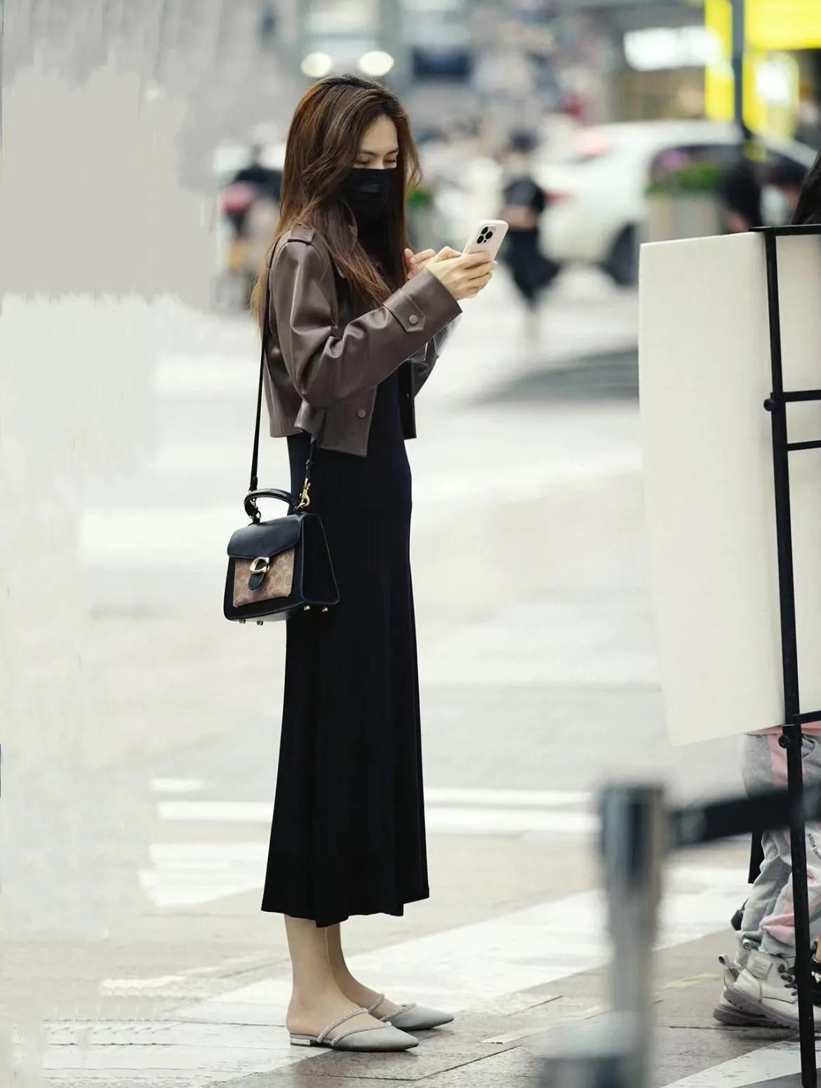 看街拍 识包包:10组coach蔻驰包穿搭示范 平价又时髦