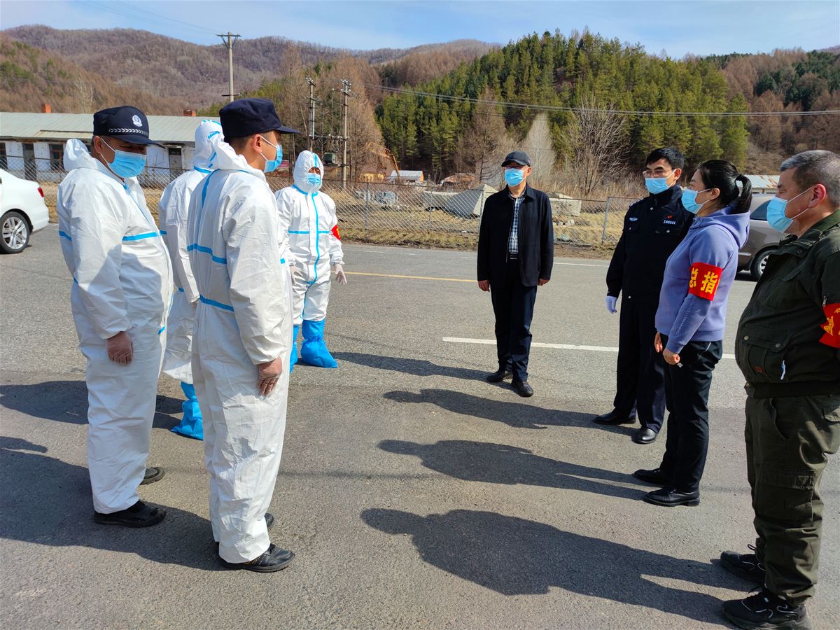 黑龙江省林区公安局海林分局局长胡建国同志陪同艾玉芬董事长走访慰问疫情防控一线工作人员