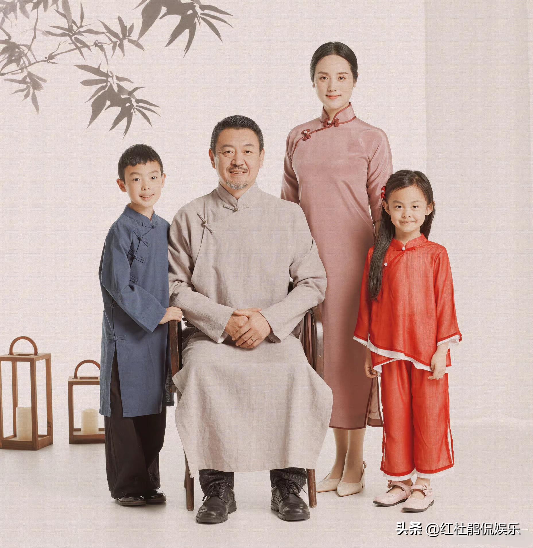 歌唱家哈辉晒全家福，一双儿女可爱颜值高，老公杨柳胡子花白抢眼