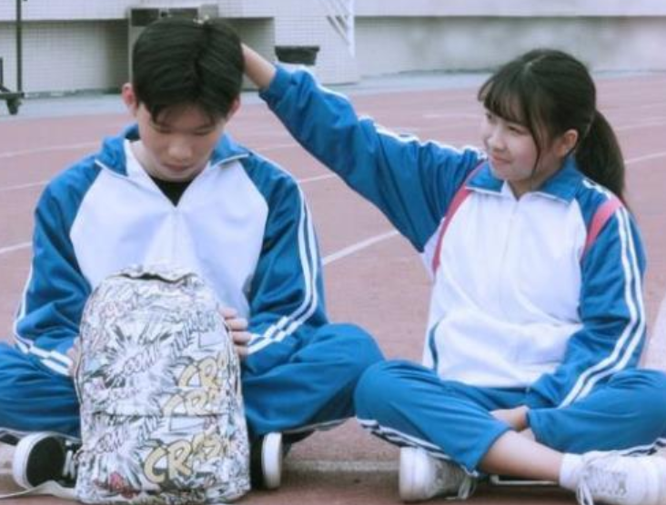 初中生发型新规定，男生发型酷似军人，女生看后“愁眉不展”