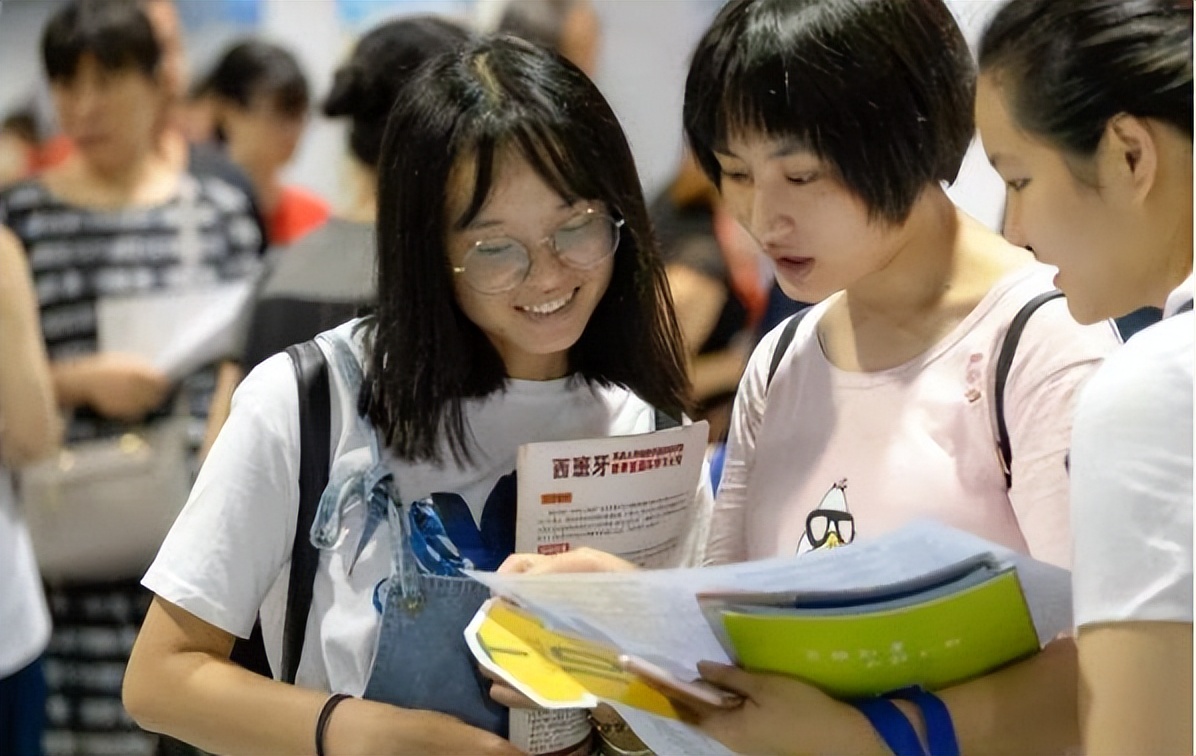 “烧钱”的4个大学专业，普通家庭绕道走，毕业后却成为香饽饽