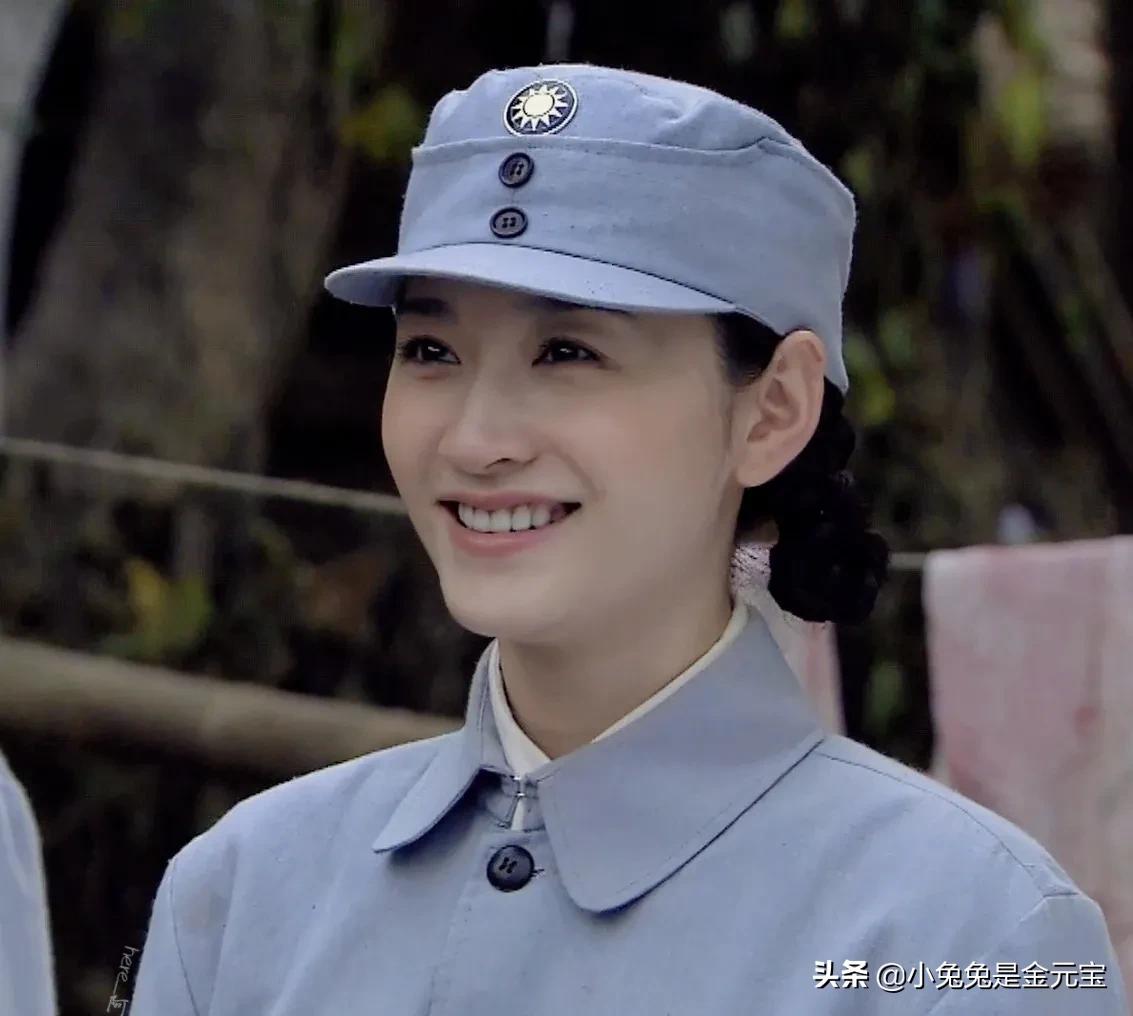 穿军装的李小冉 笑起来好可爱