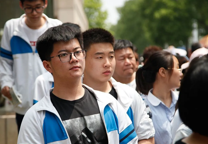 高考考生穿什么衣服（高考当天为啥不能穿校服）