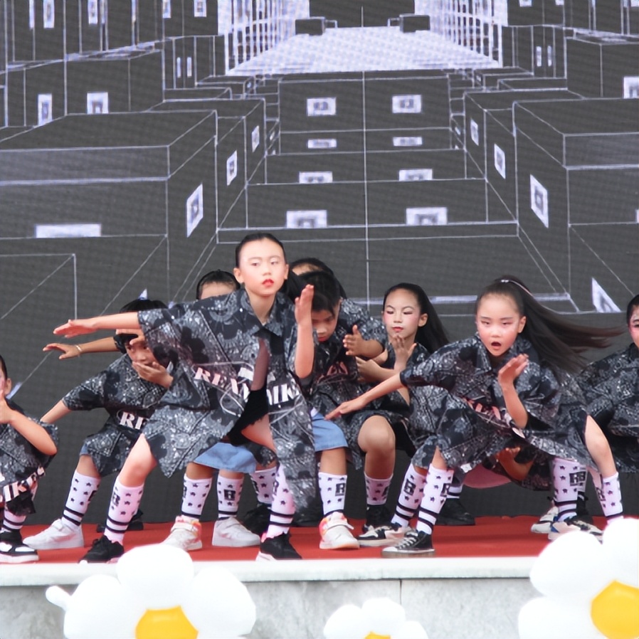棠湖小学（南区）隆重举行庆祝“六一儿童节”文艺汇演暨颁奖典礼