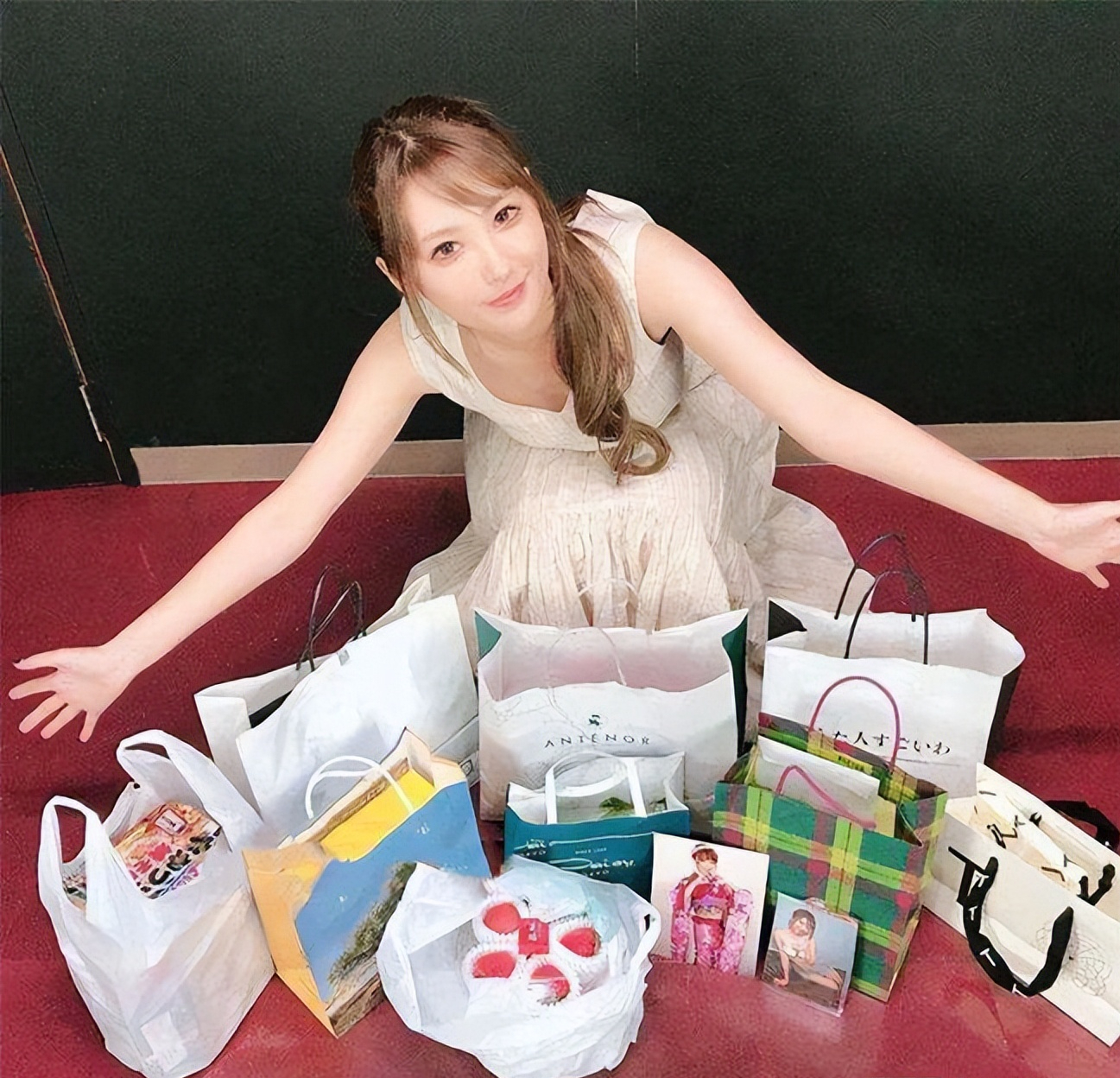 女网红沈樵，自拍15部视频获利30余万元，为钱与人视频聊天