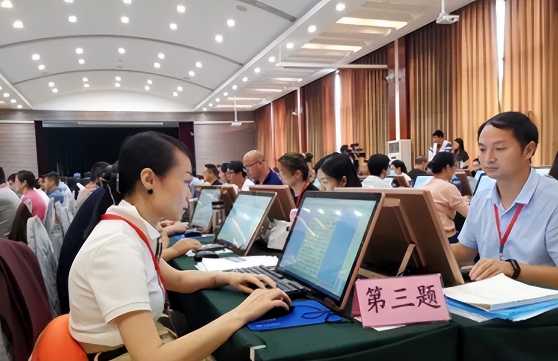 网传公务员将面临降薪，还要停发年终奖？3类岗位或成大学生新宠