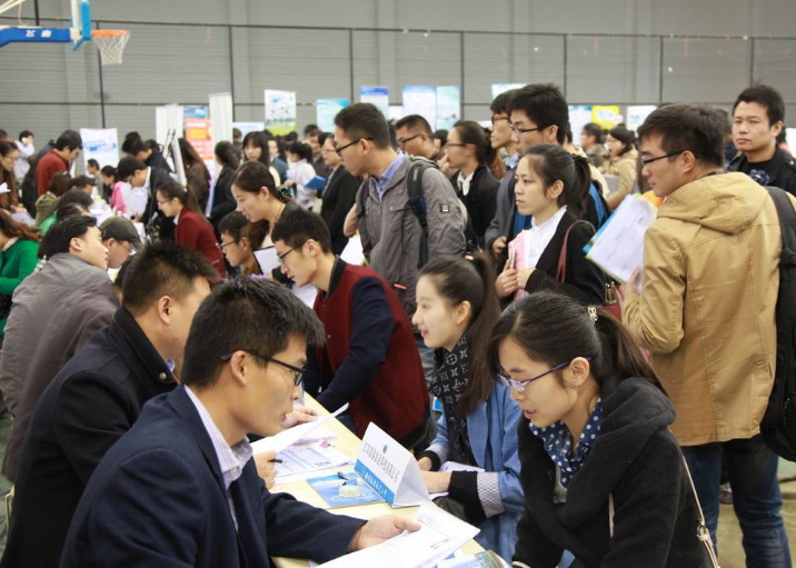 如果家里没人脉、没背景，尽量不要选这3个专业，实现就业很难