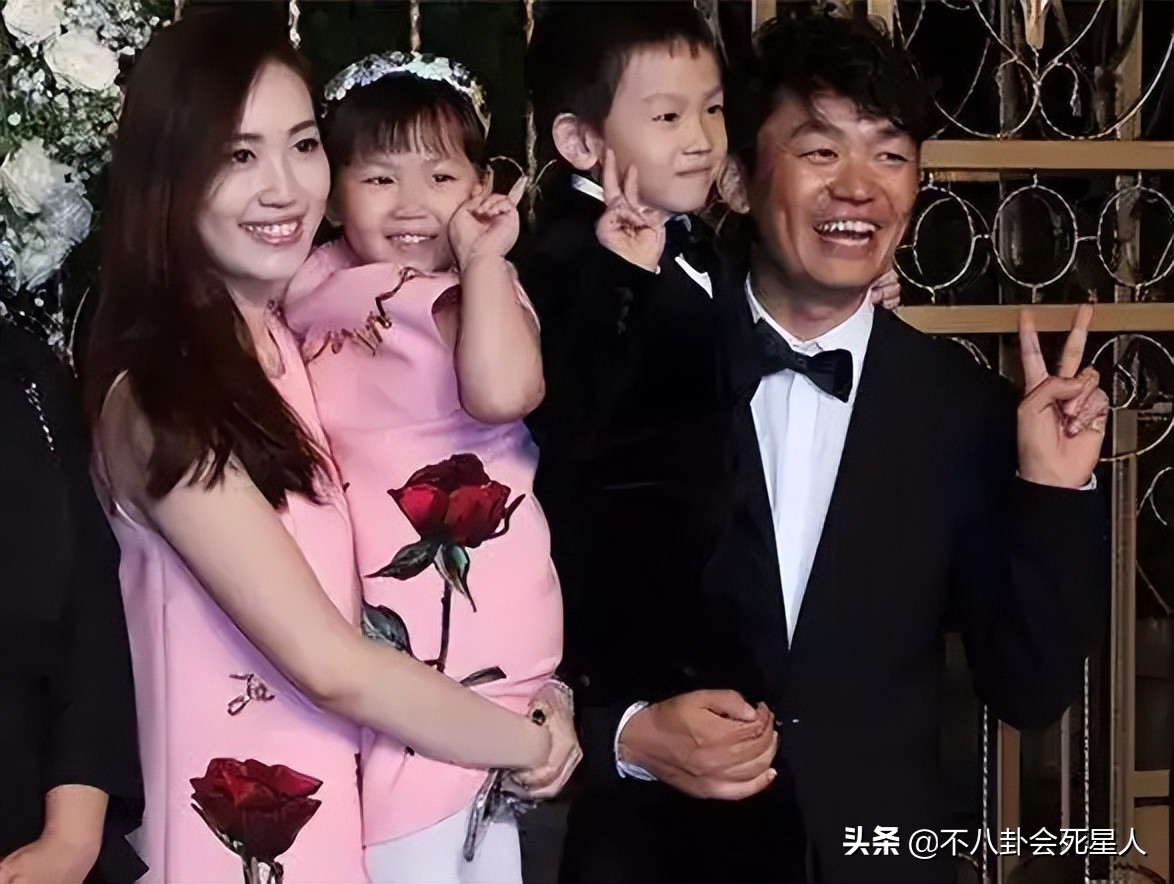 8位红极一时的草根明星现状，摆摊卖菜，住桥洞，红了11年