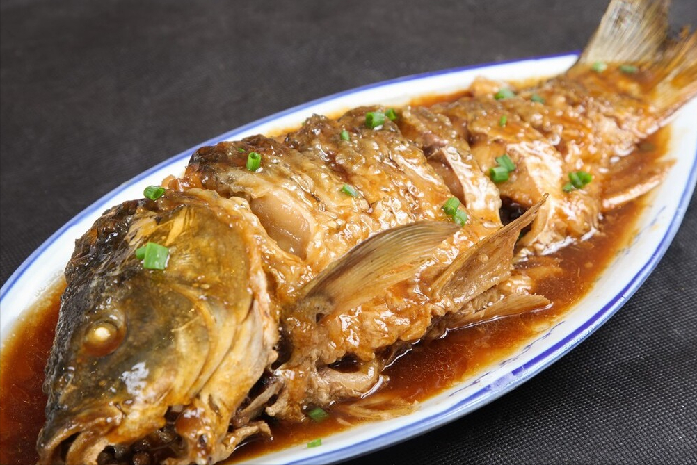 炖鱼时，做好3个关键步骤，鲜香入味很下饭，一点腥味也没有
