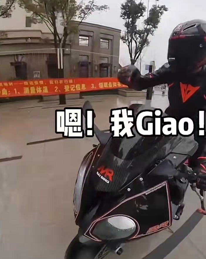 2438W粉网红白冰，真实身份揭露，年收入7200W仅是保底