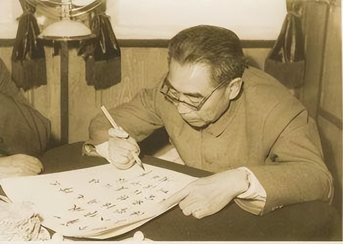 毛主席如何评价邓小平？在纸上写下3字评价，周总理会意后加一字