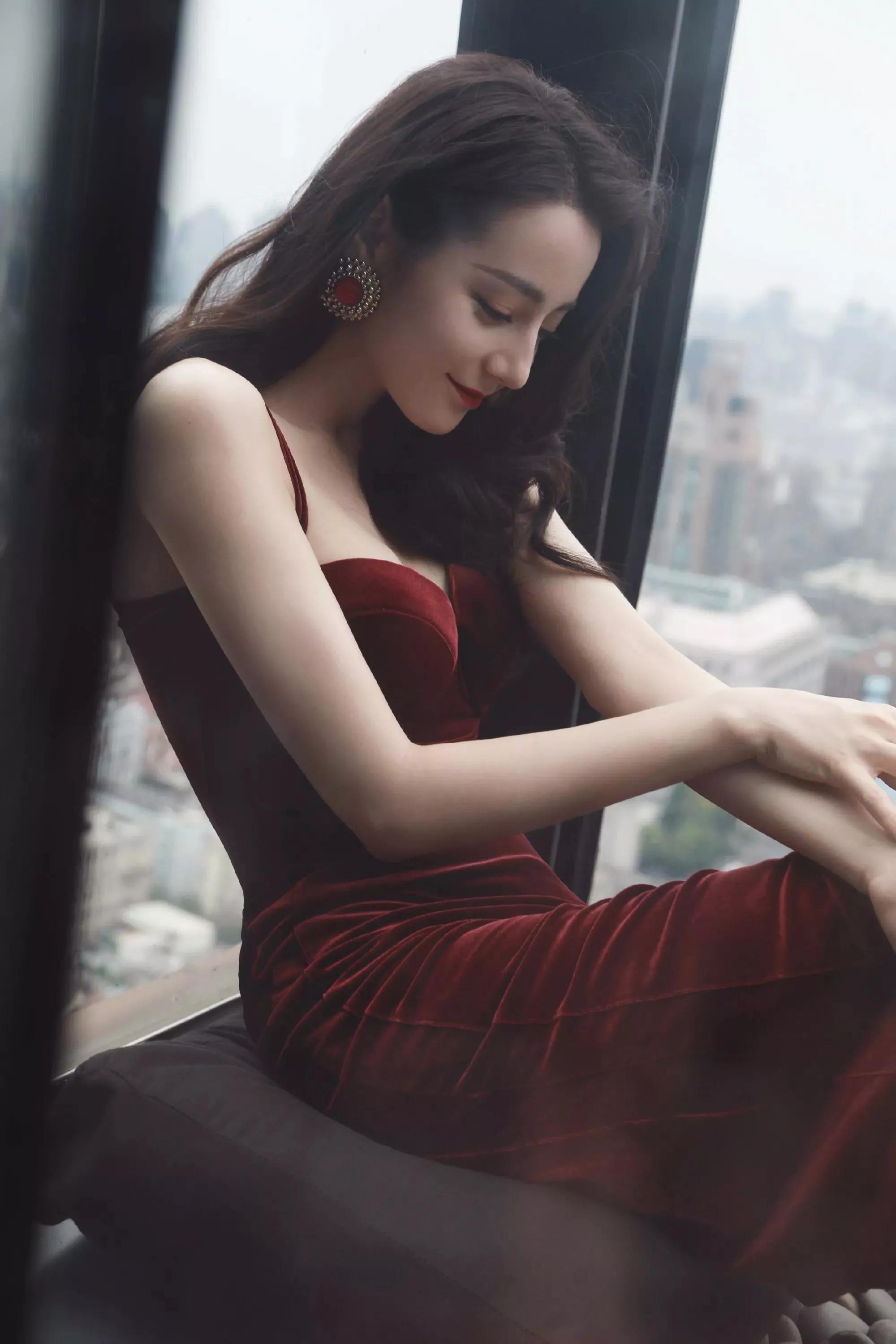 迪力热巴穿的这几套礼服你喜欢她哪一套快来评论一下吧