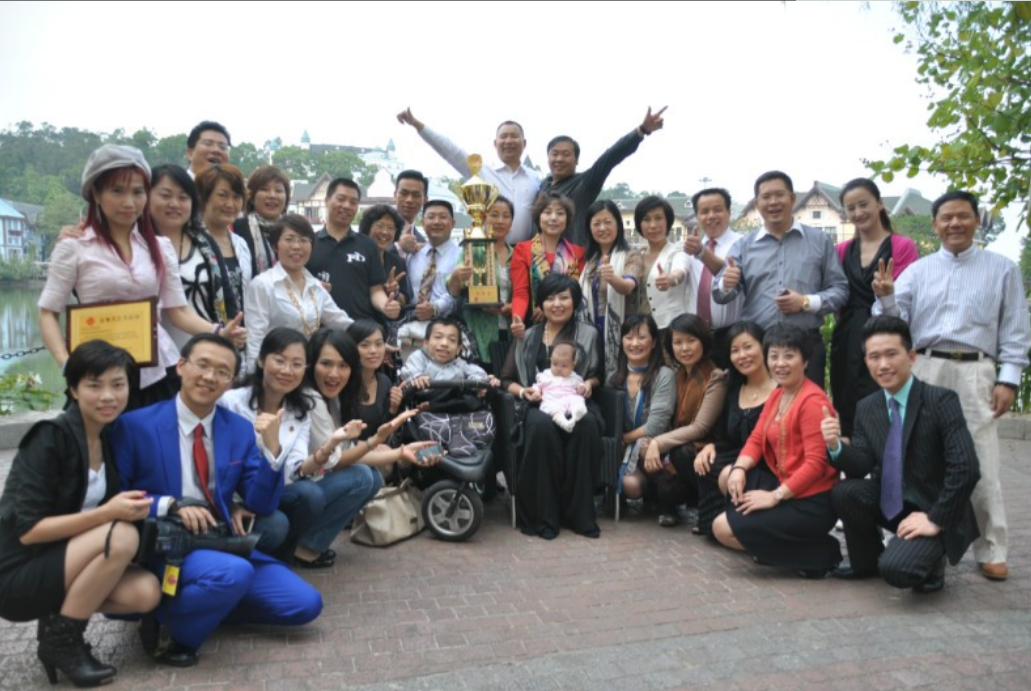 李创利:坐在轮椅上创业成功,身高不足1米,因真爱娶1.7米女秘书