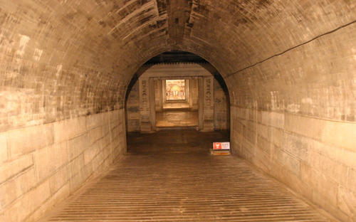 秦始皇嬴政地宫养百万巨蟒?这么多年过去了巨蟒岂不是都成精了?