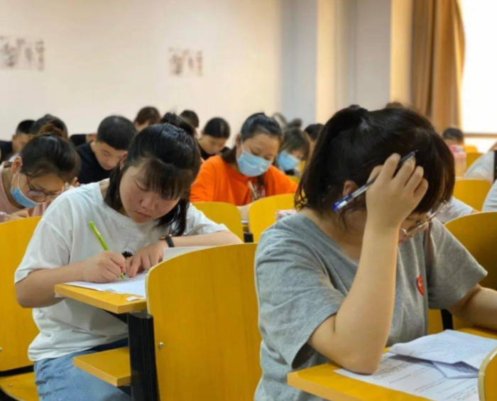 高考和走单招的差距不是一般大，高三一模380分，聪明学生这样选