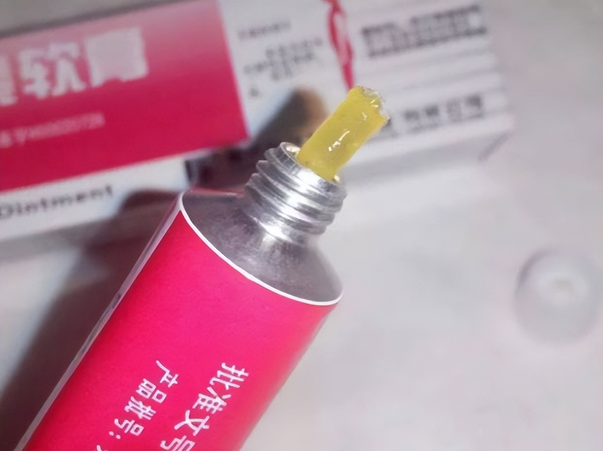 红霉素软膏，在眼部涂两下，会出现什么变化？建议了解一下