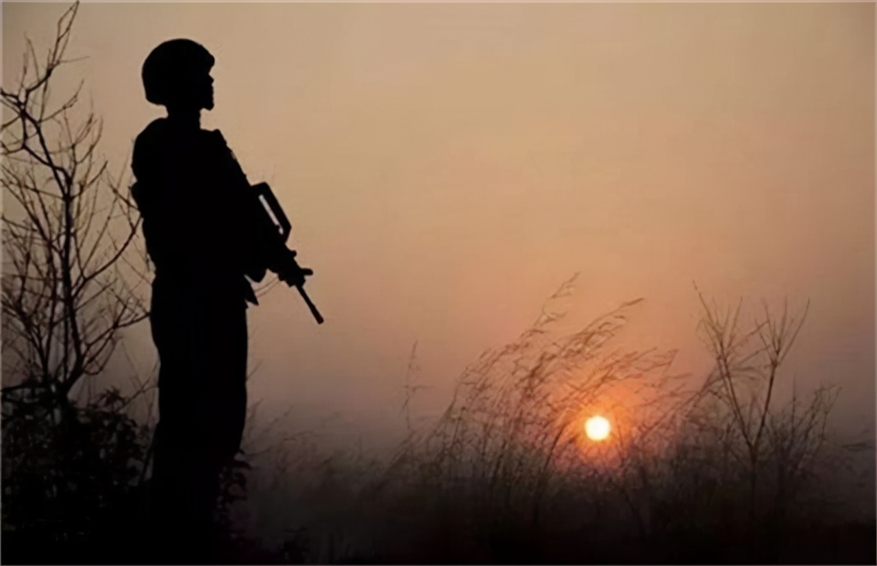 2012年击毙周克华始末，事后两名警察回忆：根本来不及去想怕不怕