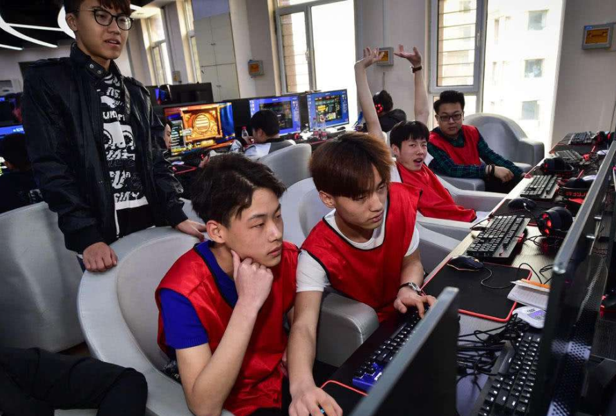 大学生放假后整日打游戏，家长怒斥太颓废，看到鼠标垫后没脾气了