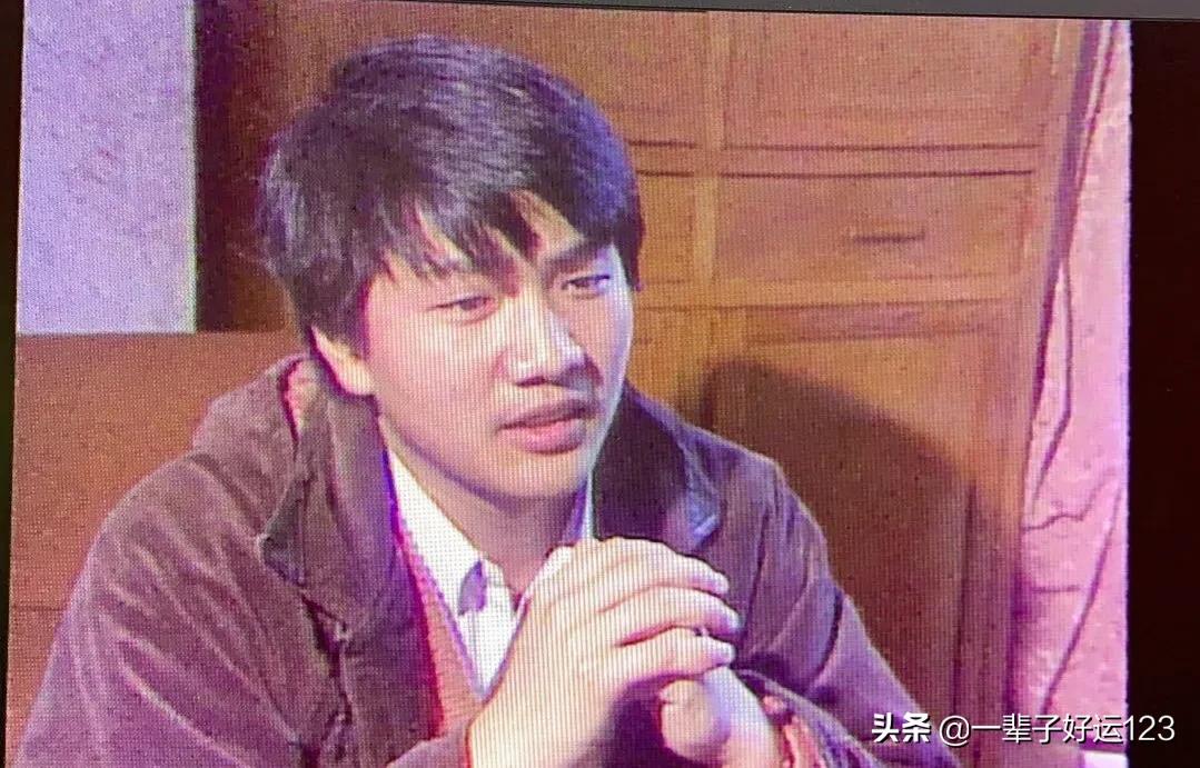 刚入职的娄一晨满脸稚嫩，少年时的译男没有如今的油腻，变化都大